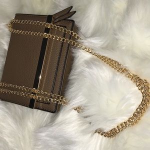 Shop our “Mini” handbag 🧡